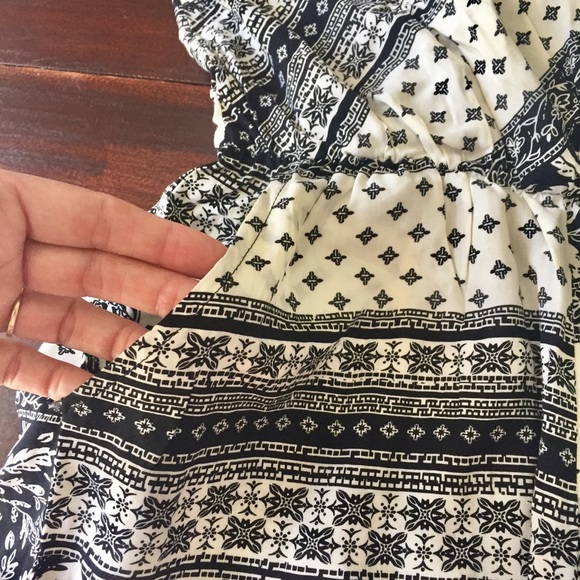 Sleeveless V-neck romper with crocheted back - Picture 5 of 7